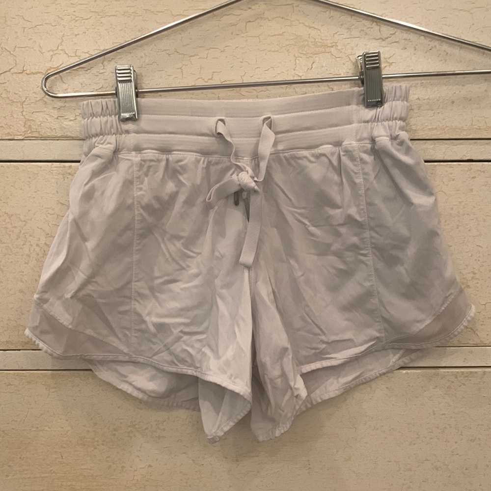 Lululemon White old Hotty Toddy 4” short